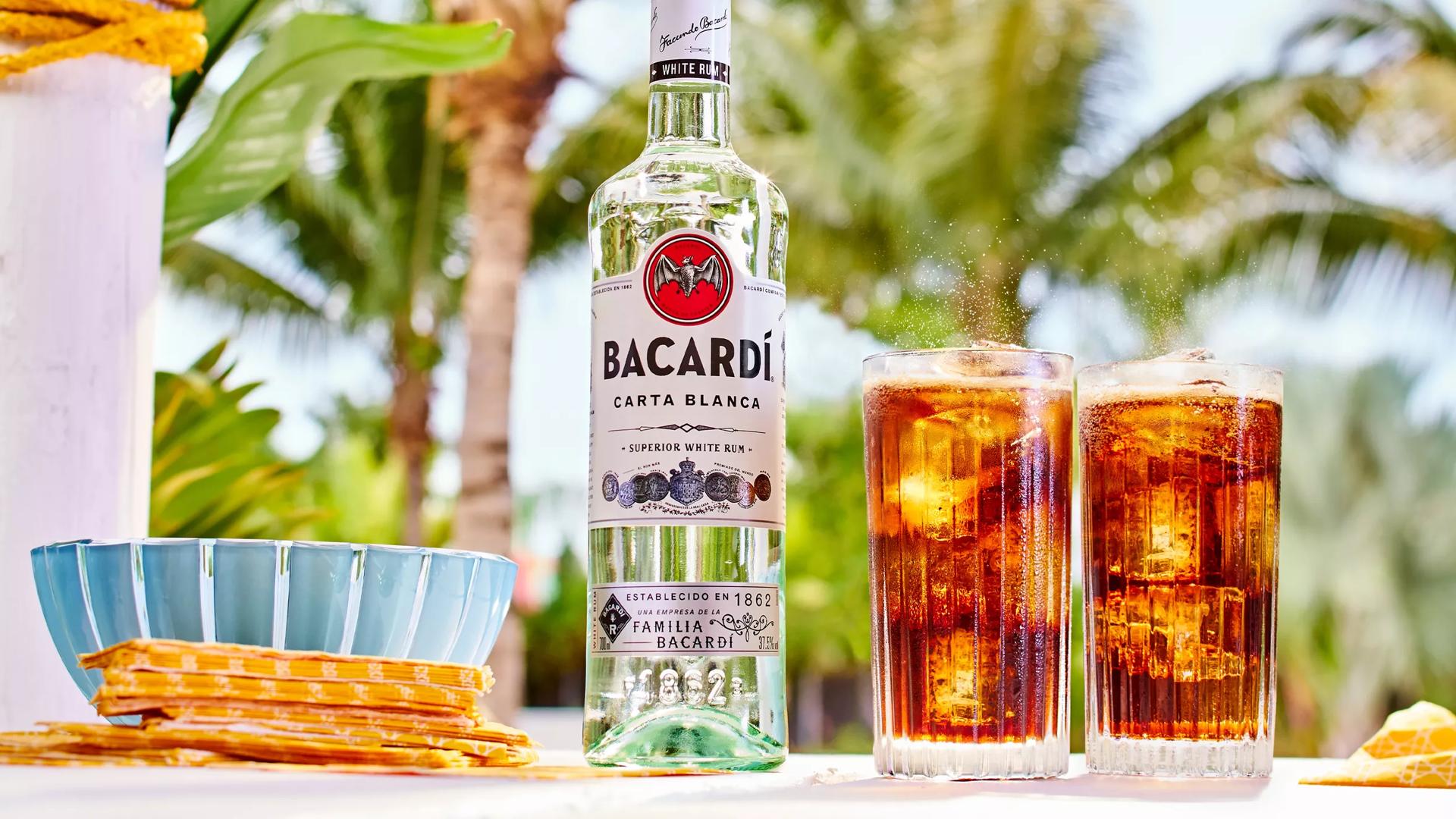 BACARDÍ Rum & Cola Cocktail Rezept Wie mixt man einen BACARDÍ Rum